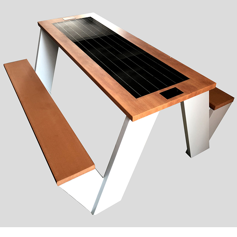 Solarbetriebenes Aufladen des Telefons und WLAN-freier Picknicktisch aus Holz
